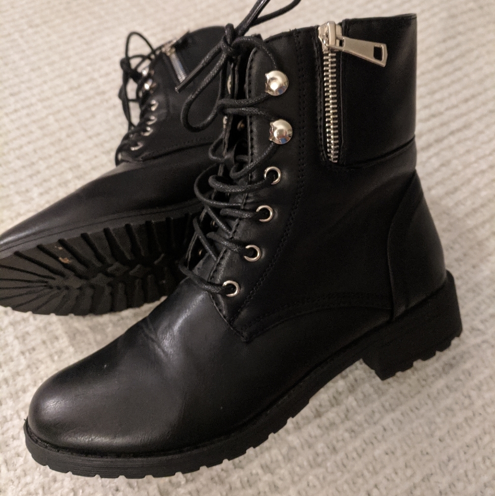 NEW! ReVamped Boots by Sirens Sz7